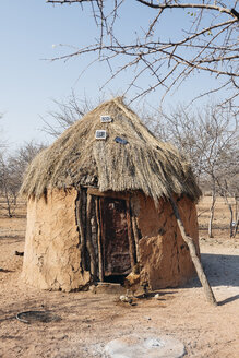 Namibia, Damaraland, Hütte mit Solarzellen auf dem Dach in einem Himba-Dorf - GEM000489