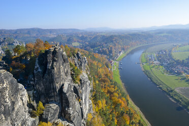 Deutschland, Sachsen, Sächsische Schweiz, Elbsandsteingebirge, Fluss Elbe, Blick von der Bastei - RJ000529