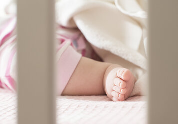 Foot of baby girl in a cot - DEGF000577