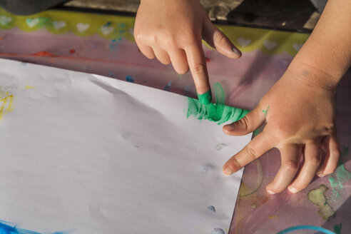 Mädchen malt mit Fingerfarben, Nahaufnahme - TCF004923