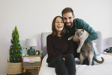 Porträt eines Paares und seiner Katze zu Hause - EBSF001039