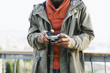 Junger Mann mit alter Kamera, Teilansicht - EBSF001049