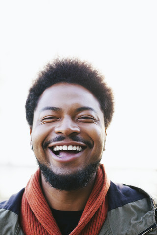 Porträt eines lachenden jungen Mannes mit, lizenzfreies Stockfoto