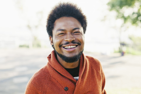 Porträt eines glücklichen jungen Mannes mit, lizenzfreies Stockfoto