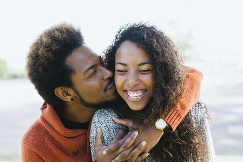 Porträt eines glücklichen jungen Paares, lizenzfreies Stockfoto