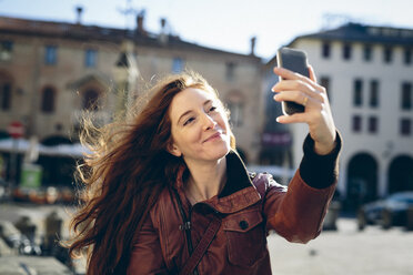 Italy, Padua, woman taking a selfie with the smart phone - GIOF000491