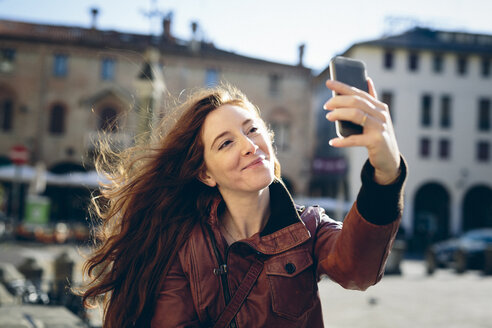 Italien, Padua, Frau macht ein Selfie mit dem Smartphone - GIOF000491
