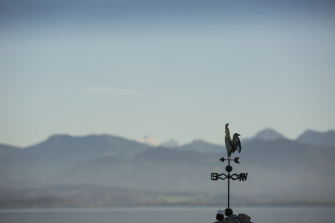 Deutschland, Bayern, Chiemgau, Gstadt, Chiemsee, Wetterhahn, lizenzfreies Stockfoto