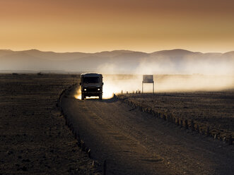 Afrika, Namibia, Namib-Wüste, Landrover im Kulala Wilderness Reserve - AMF004406