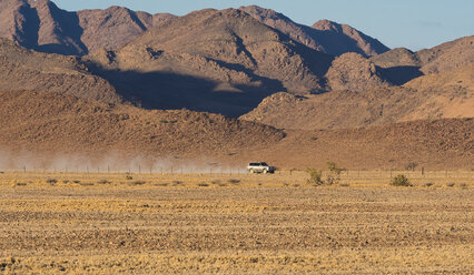 Afrika, Namibia, Namib-Wüste, Landrover im Kulala Wilderness Reserve - AMF004407