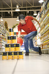 Mann beim Bowling in einem Supermarkt - RMAF000235