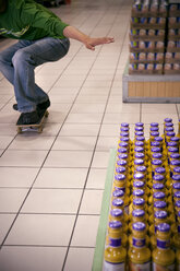 Mann beim Skateboardfahren in einem Supermarkt, Teilansicht - RMAF000242