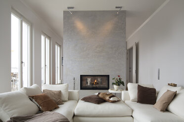 Interieur einer modernen Wohnung, Wohnzimmer mit weißer Couch - FKF001514