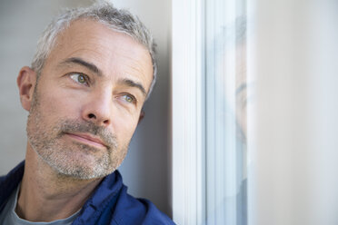 Porträt eines reifen Mannes am Fenster - FKF001528