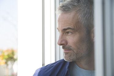 Portrait of a mature man at the window - FKF001556