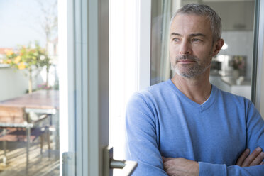 Portrait of a mature man at the window - FKF001564