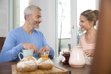 Couple having breakfast at home - FKF001588