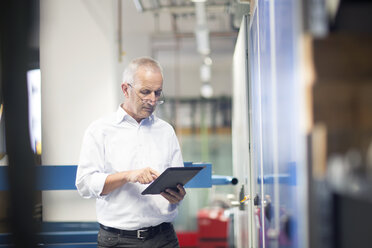 Engineer with digital tablet controlling industrial plant - SGF001969