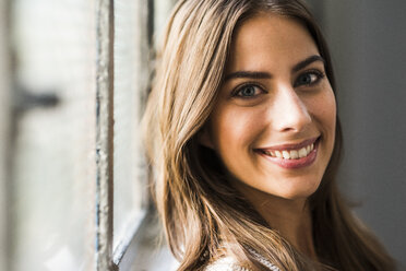 Portrait of smiling brunette woman - UUF006092