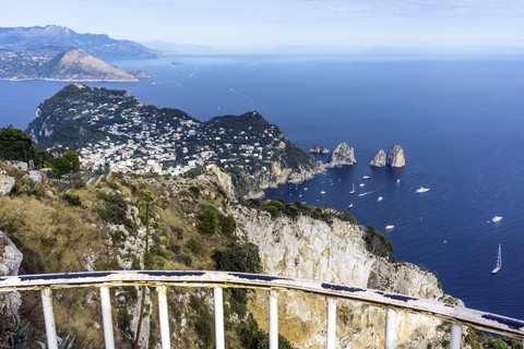 Italien, Capri, Blick vom Monte Solaro auf Faraglioni, lizenzfreies Stockfoto