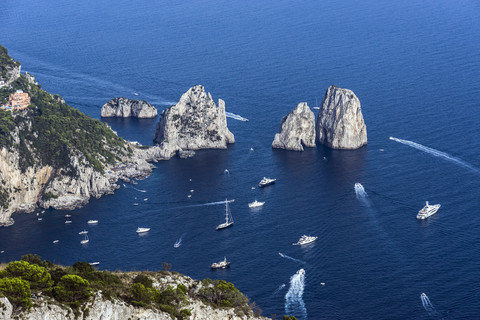 Italien, Capri, Blick auf Faraglioni, lizenzfreies Stockfoto