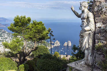 Italien, Capri, Monte Solaro, Antike Statue des Tiberius, Blick auf Faraglioni - WE000405