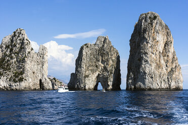 Italien, Capri, Blick auf Faraglioni - WEF000406