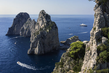 Italien, Capri, Blick auf Faraglioni - WEF000407