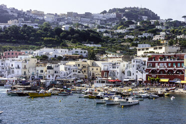 Italien, Golf von Neapel, Capri, Blick auf den Hafen Marina Grande - WEF000410