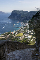 Italien, Golf von Neapel, Capri, Blick auf den Hafen und Marina Grande - WEF000411