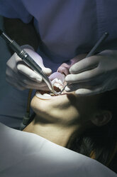 Zahnarzt bei einer Zahnreinigung - ABZF000148