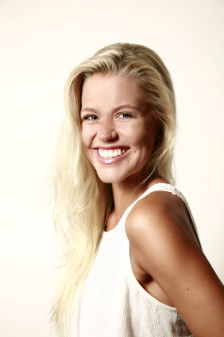 Porträt einer lächelnden blonden jungen Frau, lizenzfreies Stockfoto