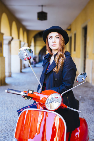 Italien, Verona, junge Frau mit Motorroller, lizenzfreies Stockfoto