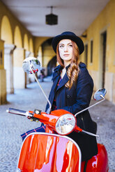 Italien, Verona, junge Frau mit Motorroller - GIOF000523