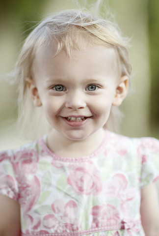 Porträt eines lächelnden blonden kleinen Mädchens, lizenzfreies Stockfoto