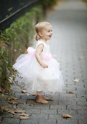 Glückliches blondes kleines Mädchen im Tüllkleid - NIF000058