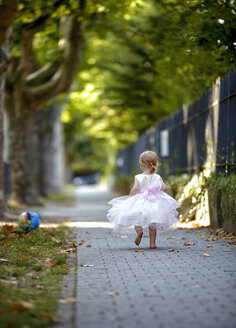 Back view of blond little girl wearing tulle dress - NIF000059