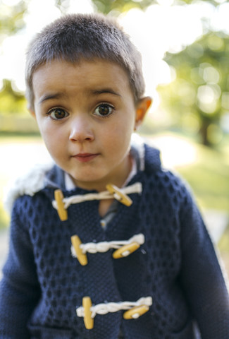 Porträt eines kleinen Jungen mit weit geöffneten Augen, lizenzfreies Stockfoto