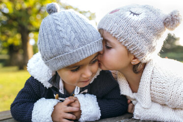 Mädchen küsst kleinen Jungen - MGOF001064
