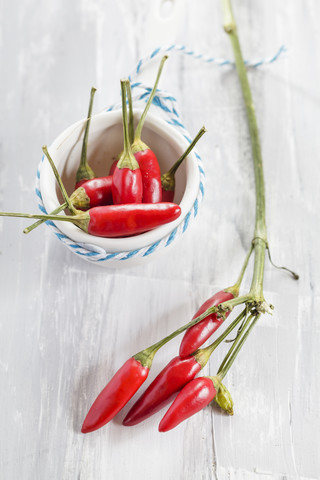 Kleine Schale mit roten Chilischoten, lizenzfreies Stockfoto