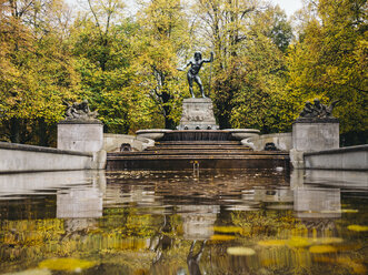 Deutschland, München, Vater Rheinbrunnen im Herbst - KRPF001627