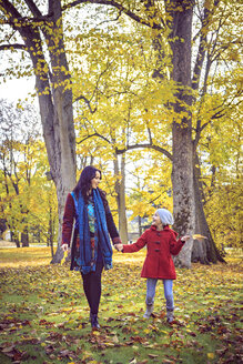 Mutter und Tochter spazieren im herbstlichen Park - VTF000482