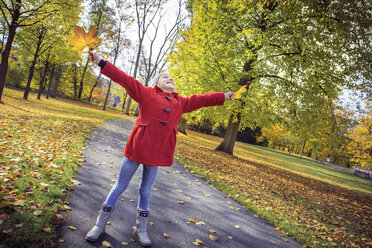 Happy girl in autumnal park - VTF000483
