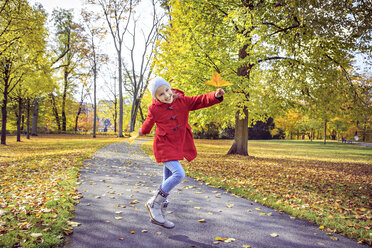 Happy girl in autumnal park - VTF000484