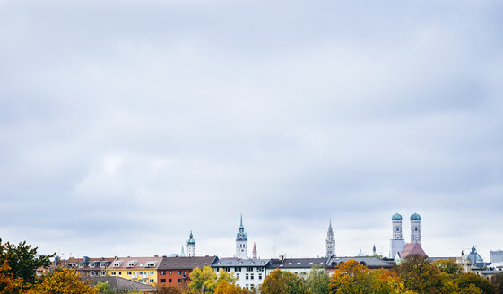 Deutschland, München, Skyline im Herbst - KRPF001632