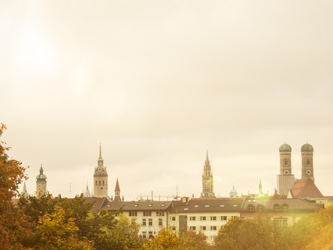 Deutschland, München, Skyline im Herbst, lizenzfreies Stockfoto