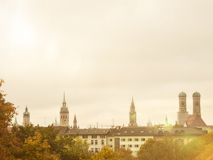 Deutschland, München, Skyline im Herbst - KRPF001633