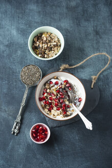 Joghurt mit Chiasamen, Granatapfelkernen und Fruchtmüsli - MYF001221