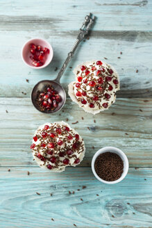 Cupcake mit Vanille-Topping, Granatapfelkernen und Schokoladengranulat - MYF001223