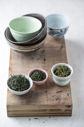 Grüner Tee, Gyokuro Shibushi, Sencha Kirishima und Bancha Shizuoka in Schalen, von links - MYF001230